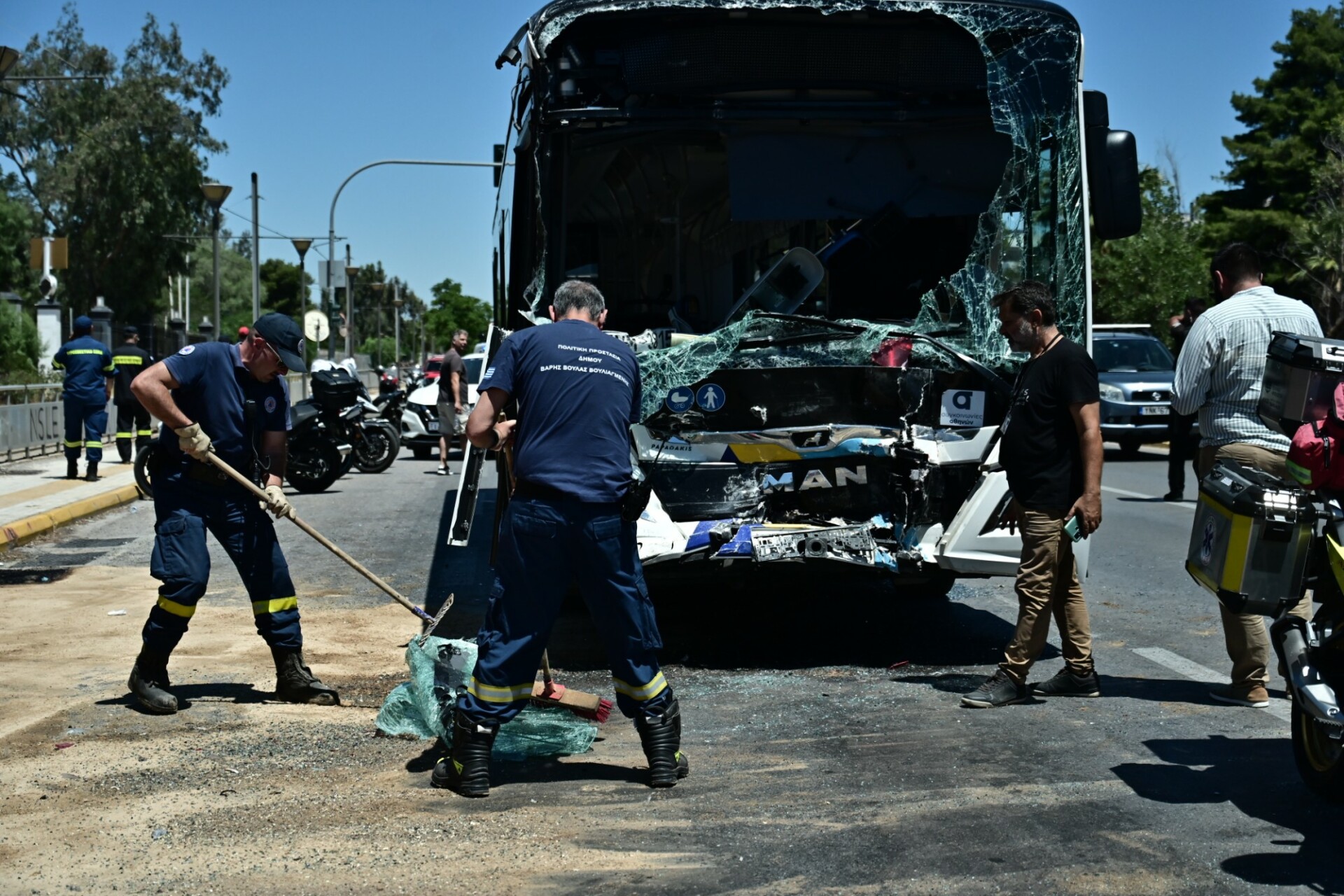 Εργασίες καθαρισμού στη Βούλα μετά τη σύγκρουση λεωφορείων