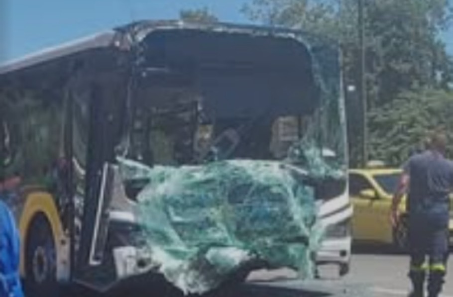 Τροχαίο με δύο λεωφορεία στη Βούλα, ένας σοβαρά τραυματίας
