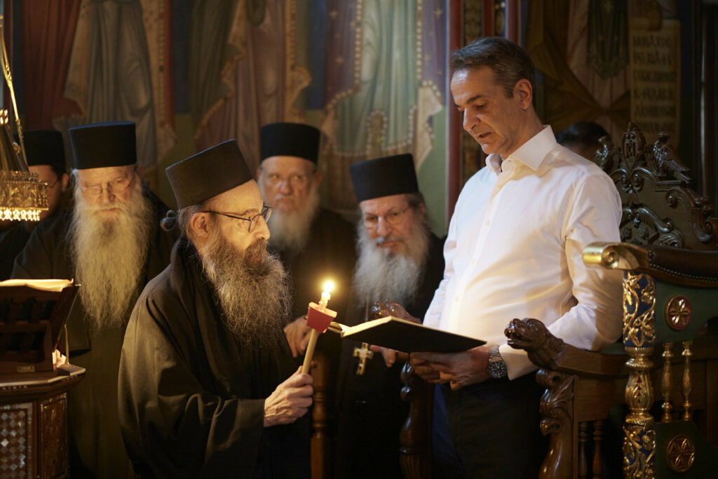 Στη θεία λειτουργία στην Ιερά Μονή Σίμωνος Πέτρας ο Μητσοτάκης