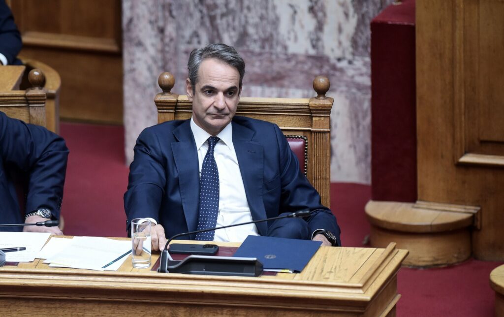Οι 3 προτεραιότητες της κυβέρνησης για να φέρει το πολιτικό παιχνίδι στο δικό της “γήπεδο”