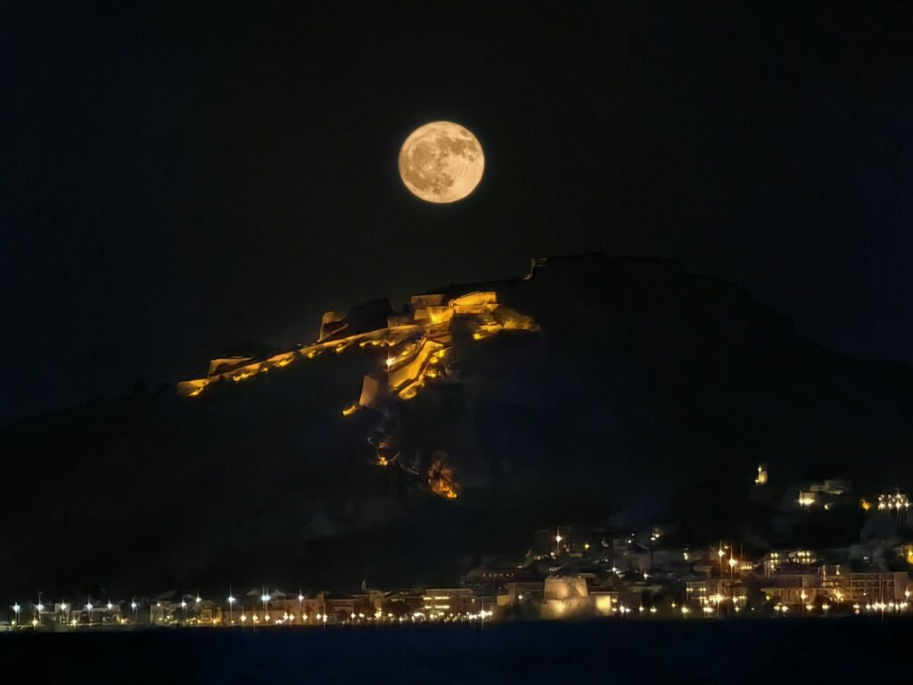 Μαγεύει η Πανσέληνος του Κόκκινου Ελαφιού, εντυπωσιακές εικόνες
