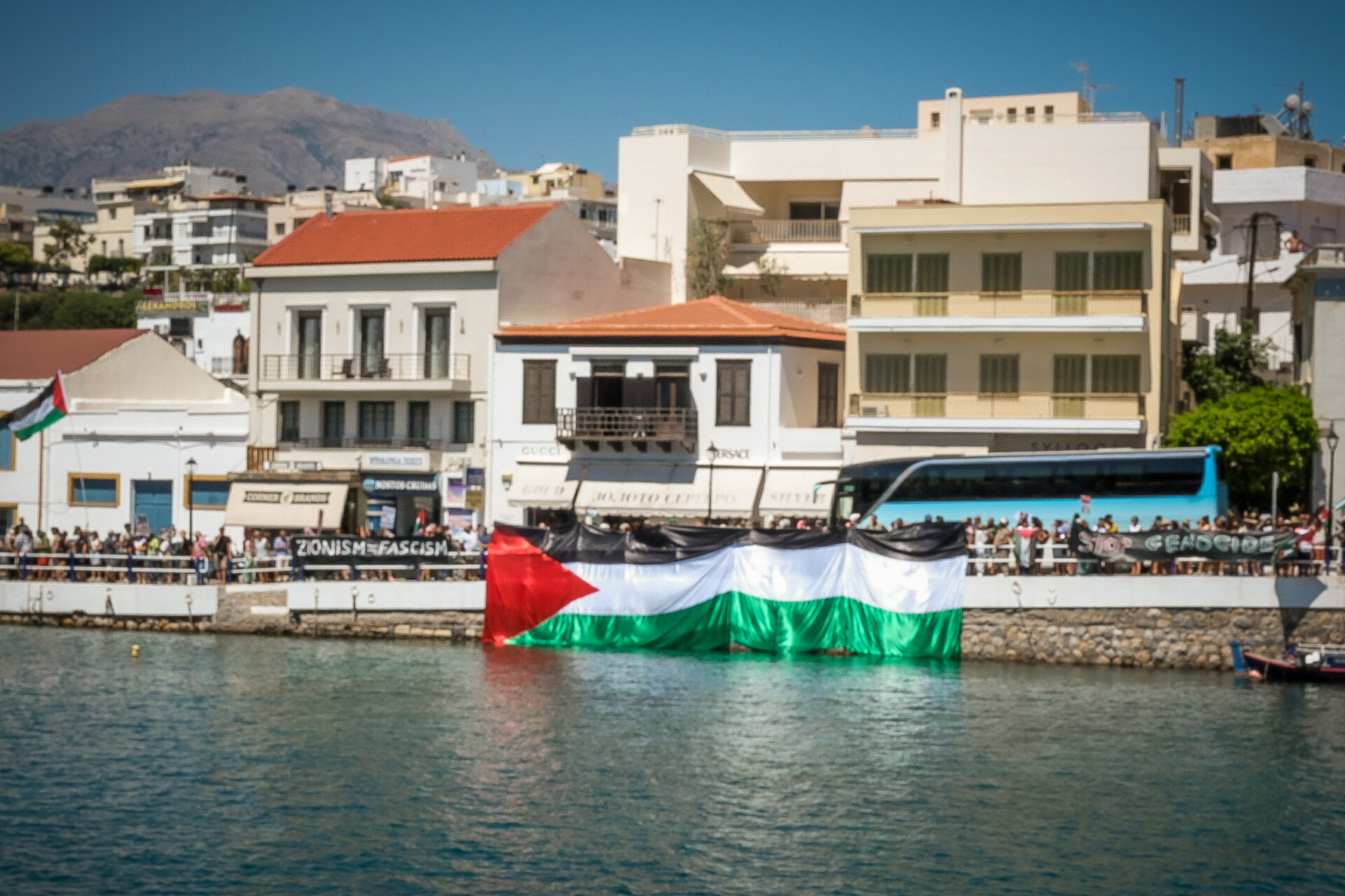 Σημαία Παλαιστίνης στο λιμάνι του Αγίου Νικολάου © ΑΝΤΩΝΗΣ ΖΟΥΡΙΔΑΚΗΣ/EUROKINISSI