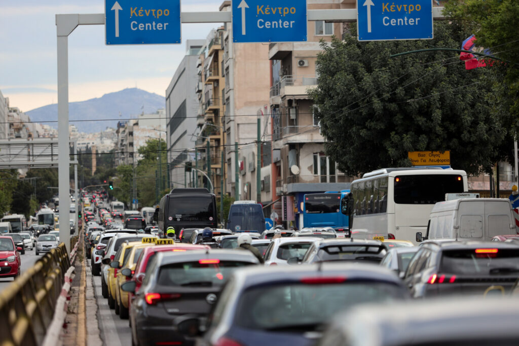 Λεωφορείο συγκρούστηκε με αυτοκίνητο στη Συγγρού