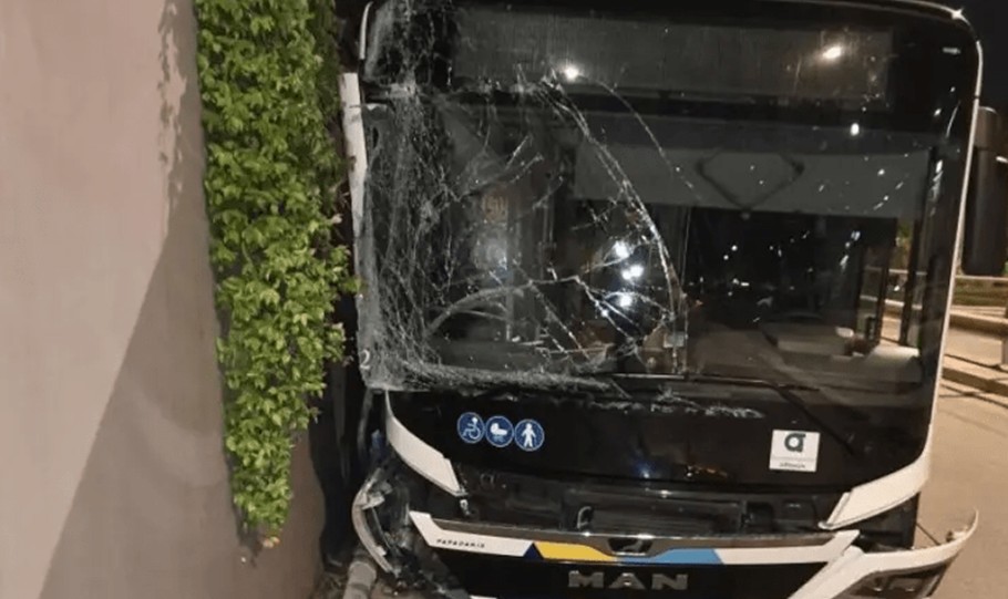 Ακυβέρνητο λεωφορείο κινήθηκε ανεξέλεγκτο για 150 μέτρα στη Βουλιαγμένης