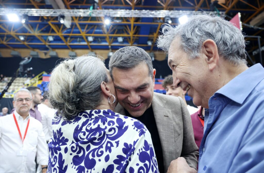 Ο Τσίπρας που ξεκινά τις εξορμήσεις στην περιφέρεια για να “ζυγίσει” τι πιστεύει ο κόσμος για το νέο κόμμα του και το στενό μαρκάρισμα της Ευρώπης για την αποστολή ελληνικών όπλων στην Ουκρανία