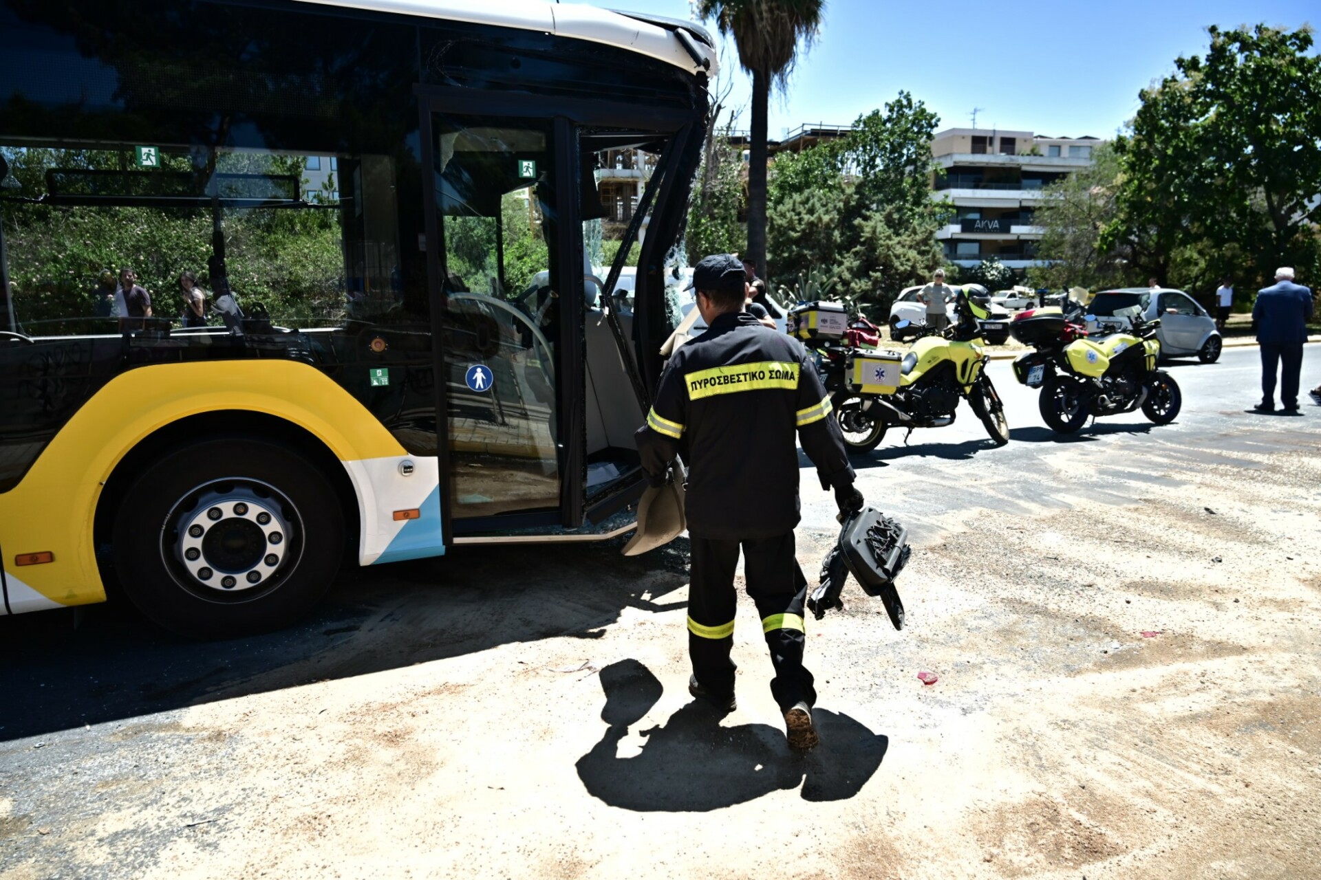 Πυροσβέστης δίπλα στο τρακαρισμένο λεωφορείο στη Βούλα