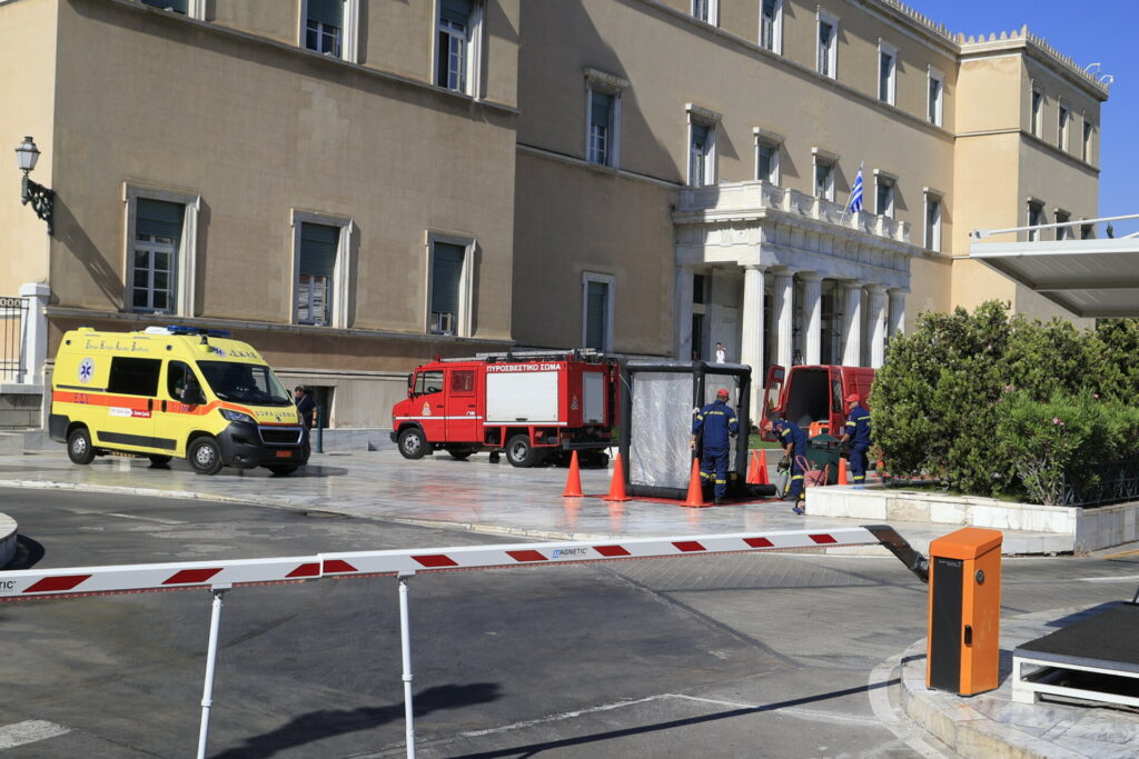 Ύποπτος φάκελος στη Βουλή με παραλήπτη τον Μητσοτάκη