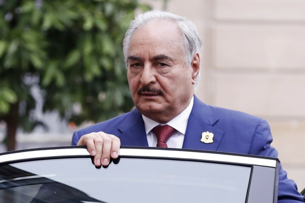 Βρυξέλλες και Αθήνα μετρούν τις επόμενες κινήσεις τους μετά τη ρήξη με Χαφτάρ στη Βεγγάζη