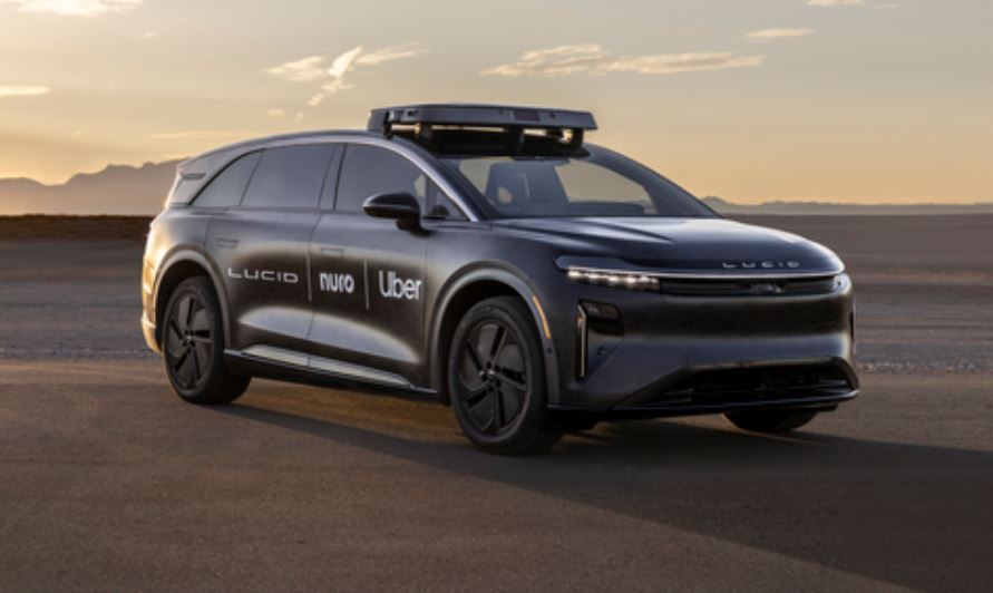Uber: 300 εκατ. στη Lucid για στόλο ρομποτικών ταξί το 2026