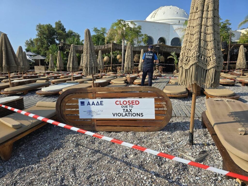 ΑΑΔΕ: Λουκέτο και πρόστιμο 10.500 ευρώ σε beach restaurant στη Ρόδο