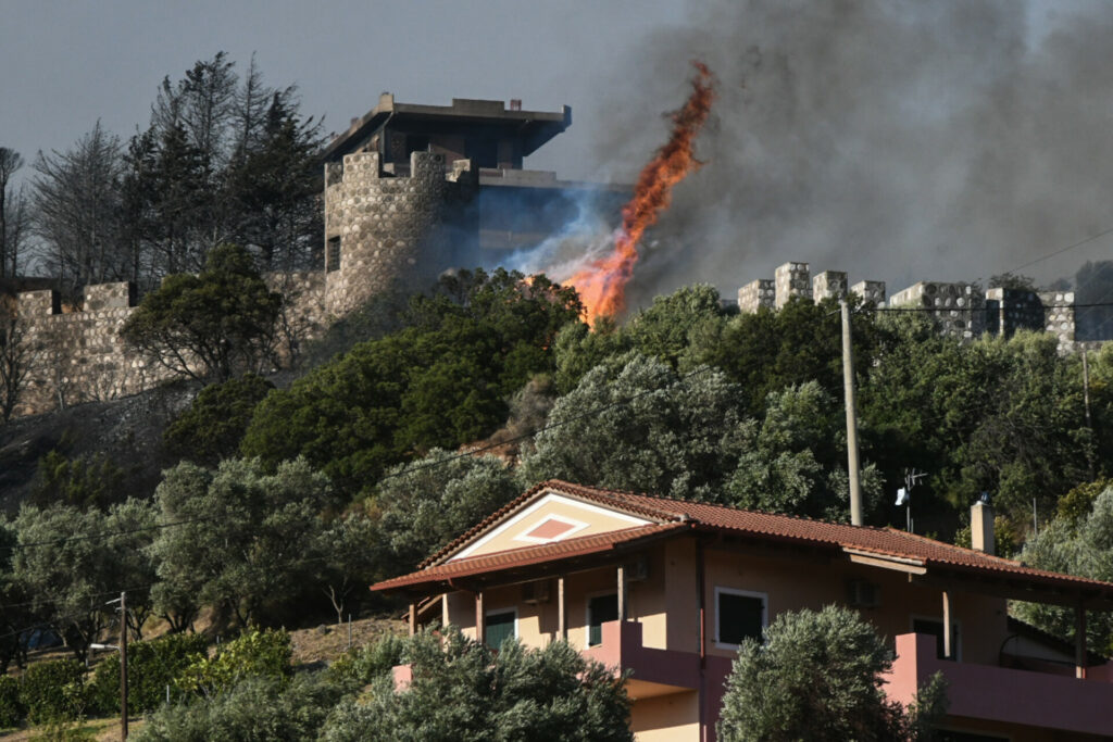 Μαίνονται οι φωτιές σε Αχαΐα, Κεφαλονιά, Πρέβεζα και Χίο