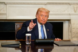 Ο Donald Trump είναι αντιδημοφιλής. Γιατί είναι τόσο δύσκολο να του αντισταθεί κανείς;