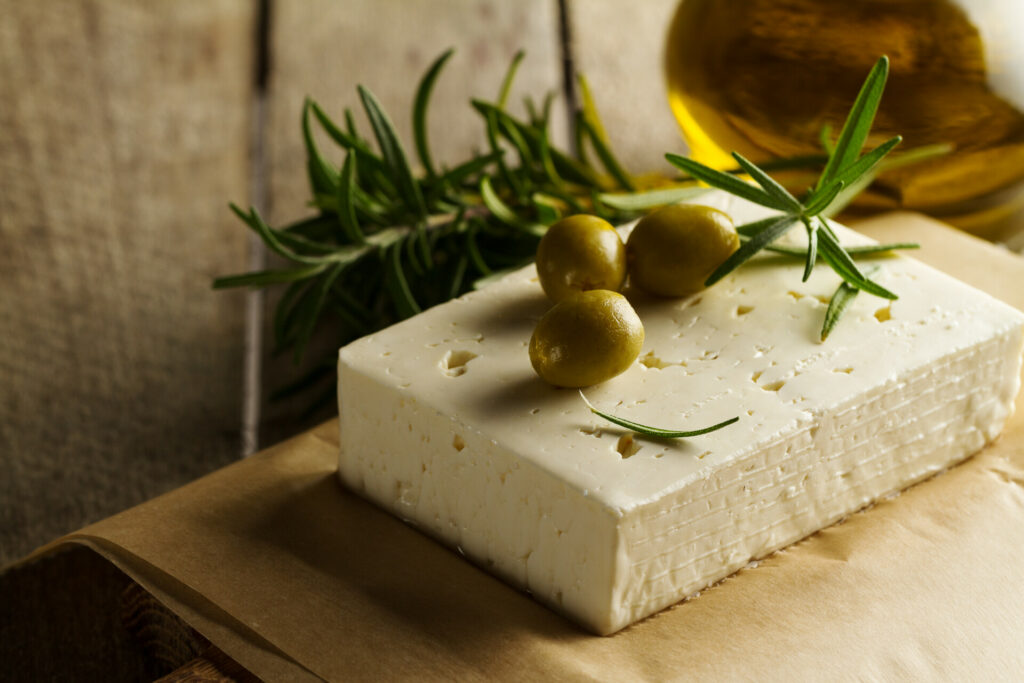 Φέτα: Τα διαπραγματευτικά χαρτιά στο παζάρι των εξαιρέσεων από τους δασμούς Τραμπ