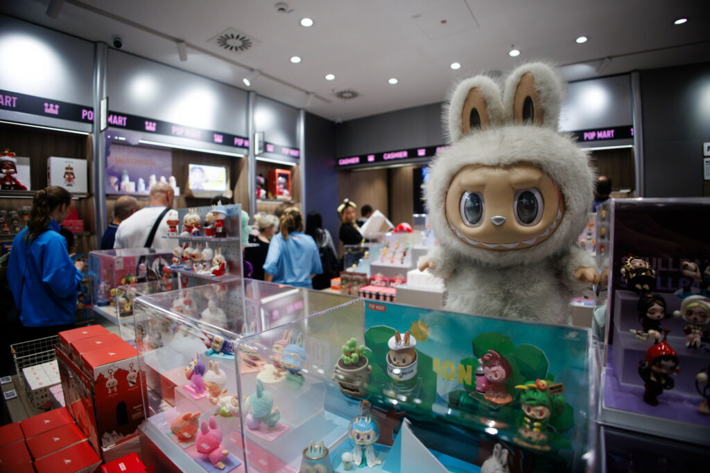 Pop Mart: Βλέπει έσοδα 4 δισ. χάρη στη φρενίτιδα για τα Labubu