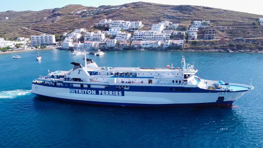Μπλακάουτ στο πλοίο Ιονίς με 183 επιβάτες, πλέει με μία μηχανή