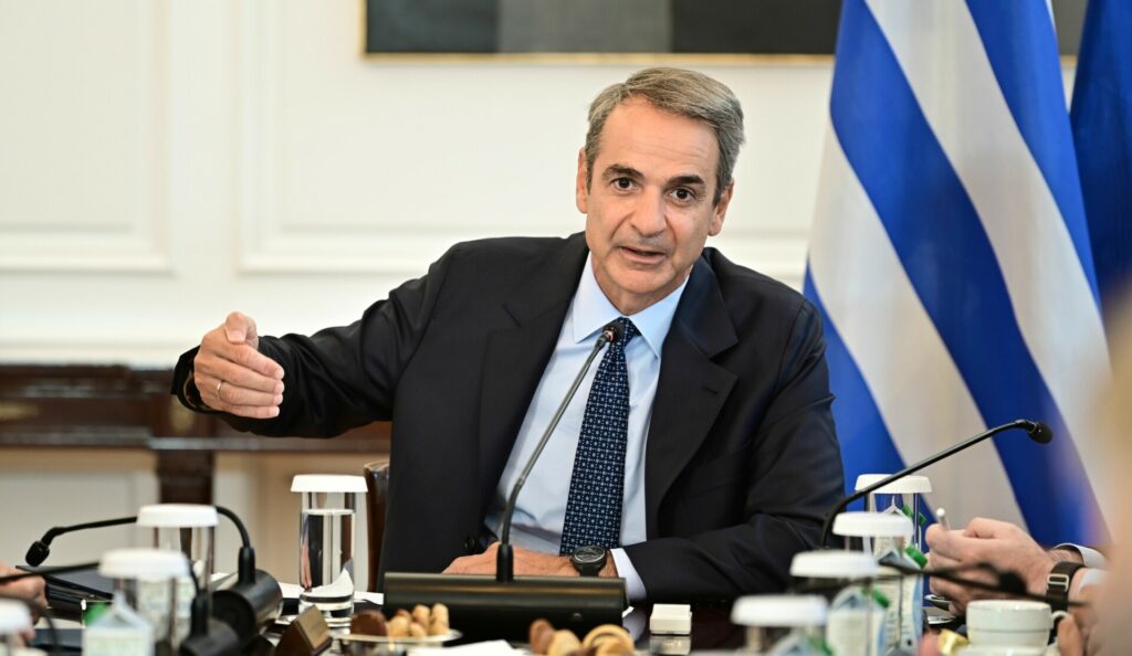 Οι ”yesmenηδες” του Μητσοτάκη, η συνομωσία με τον αρχηγό Αλέξη, οι μπελάδες με τους παππάδες της Κρήτης και η σύλληψη κουμπάρου πολιτικού αρχηγού