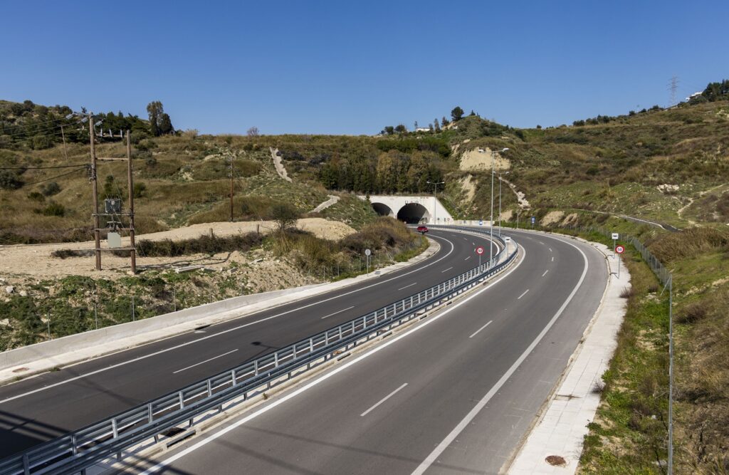 Ζημιές από τη φωτιά στην περιμετρική οδό της Πάτρας, κυκλοφοριακές ρυθμίσεις