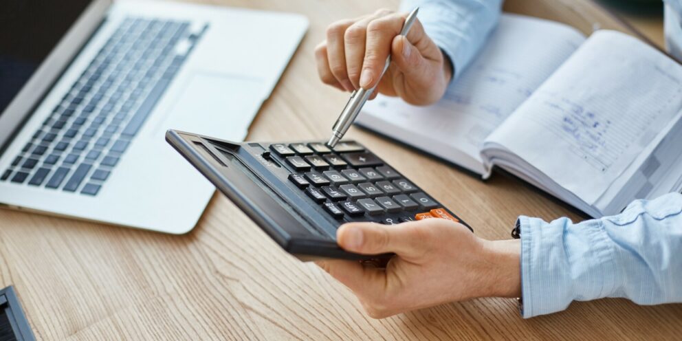 Εφορία: Πώς μειώνονται έως 50% τα πρόστιμα, τα τέσσερα στάδια