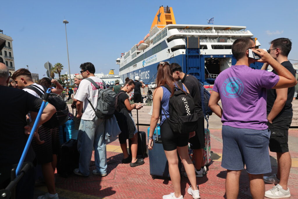 Απαγορευτικό απόπλου: Ταλαιπωρία και οργή για χιλιάδες ταξιδιώτες – “Χάος, τώρα μας λένε ότι θα ακυρωθεί το δρομολόγιο”