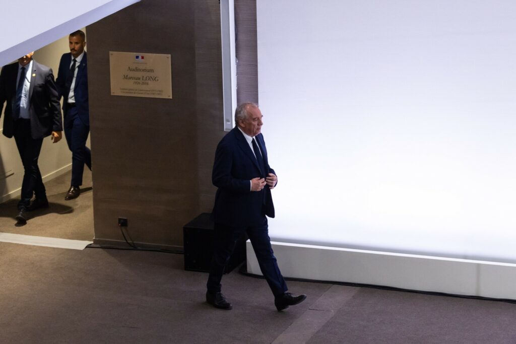 Αγώνας δρόμου Μπαϊρού για να σώσει την κυβέρνηση στη Γαλλία