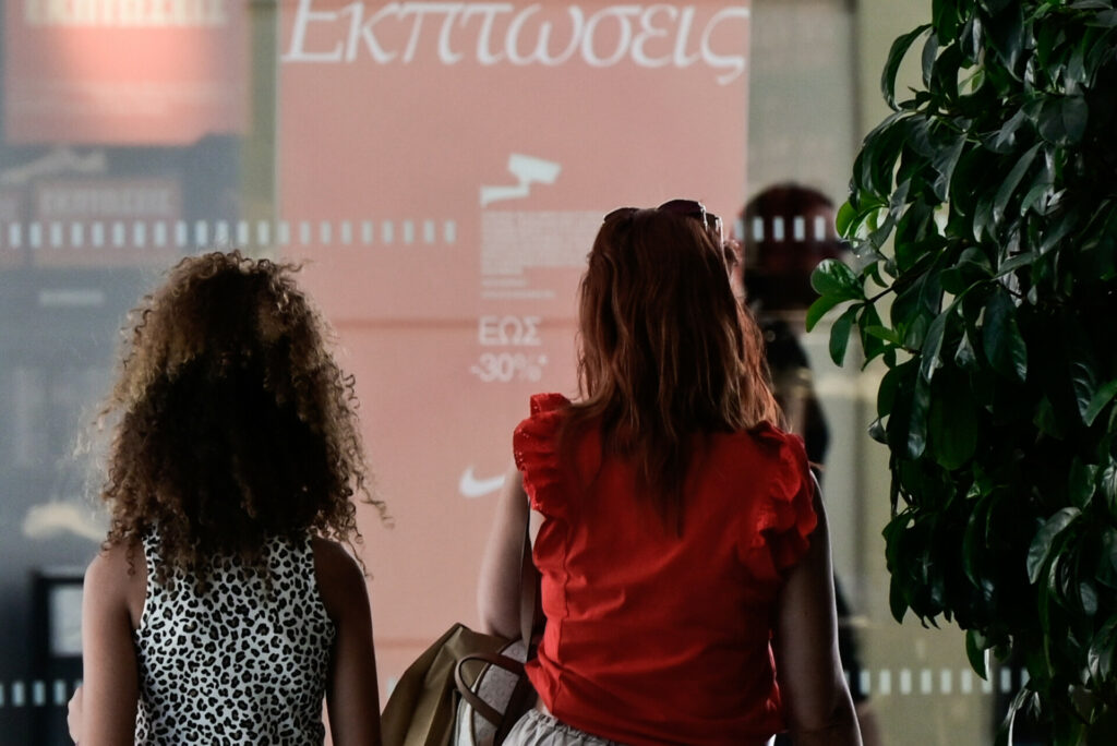 Εκπτώσεις: Πτώση πωλήσεων 10% έως 20% στα εμπορικά καταστήματα