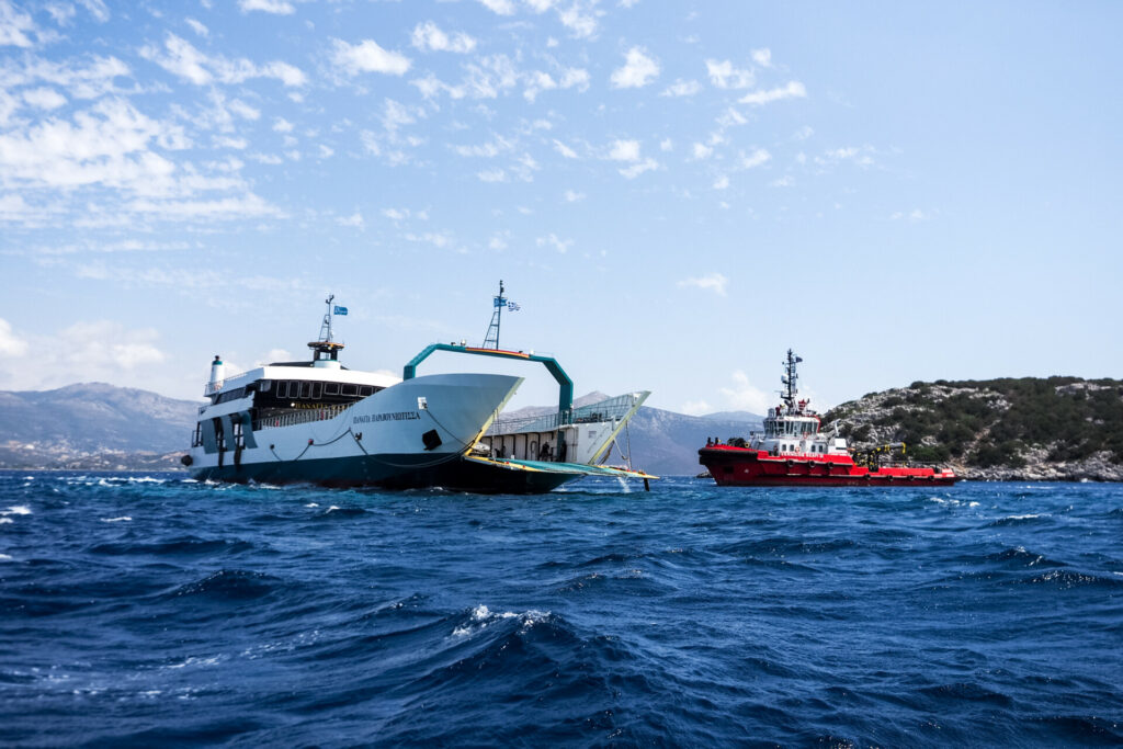 Νέα Στύρα: Υπό κράτηση ο καπετάνιος, ξεκίνησε η αποκόλληση του φέρι μποτ