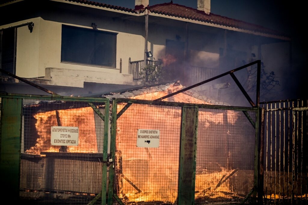 Φονική πυρκαγιά στην Κερατέα: Καμένα σπίτια, μαίνεται η φωτιά