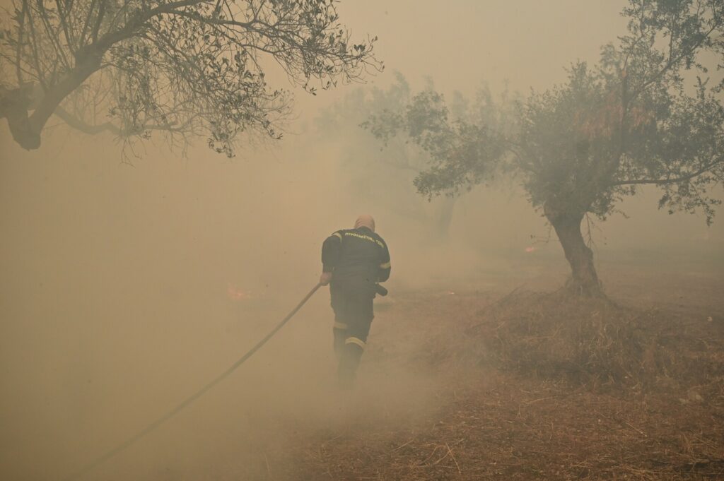 Φωτιά τώρα στην Κερατέα: Ένας νεκρός από την πυρκαγιά