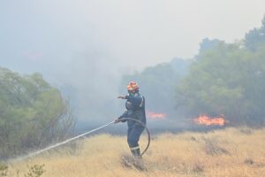 Φωτιά τώρα στην Πάρνηθα – Σε δύσβατο σημείο κοντά στο Καζίνο