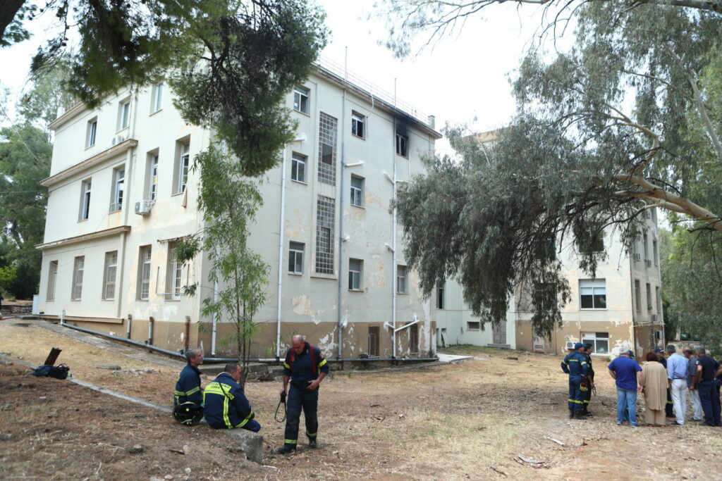 Υπό έλεγχο η φωτιά στο νοσοκομείο «Σωτηρία»