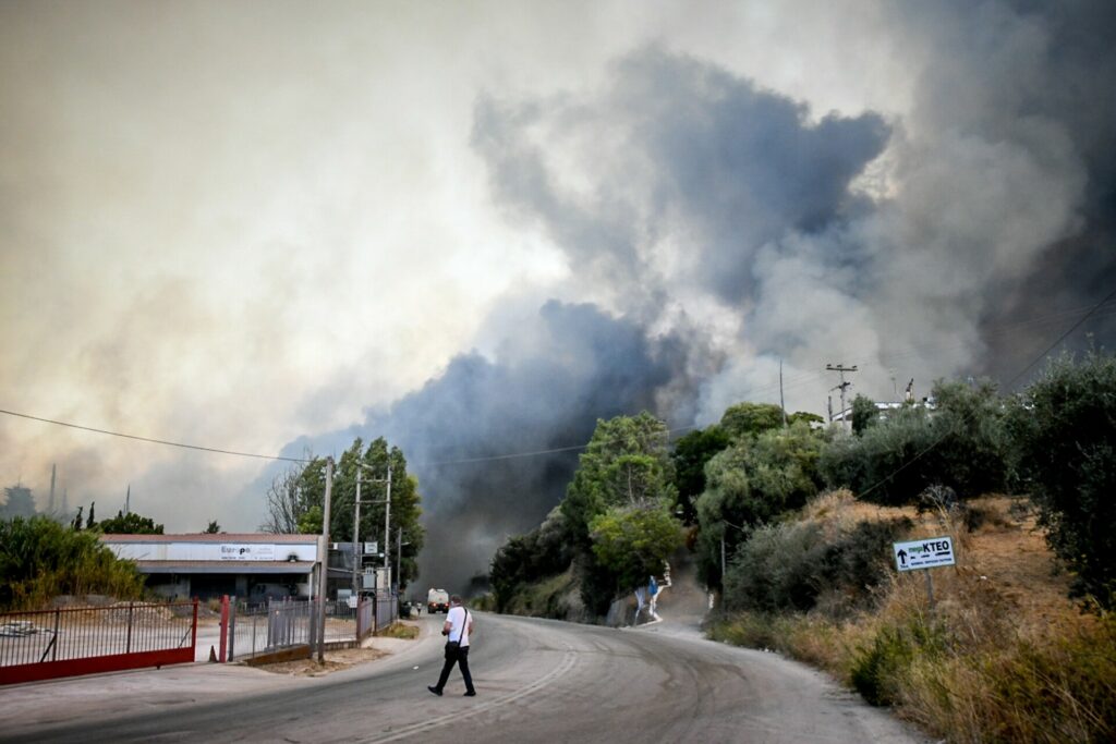 Φωτιά τώρα στην Αχαΐα: Κάηκαν σπίτια, ανεξέλεγκτη η πυρκαγιά