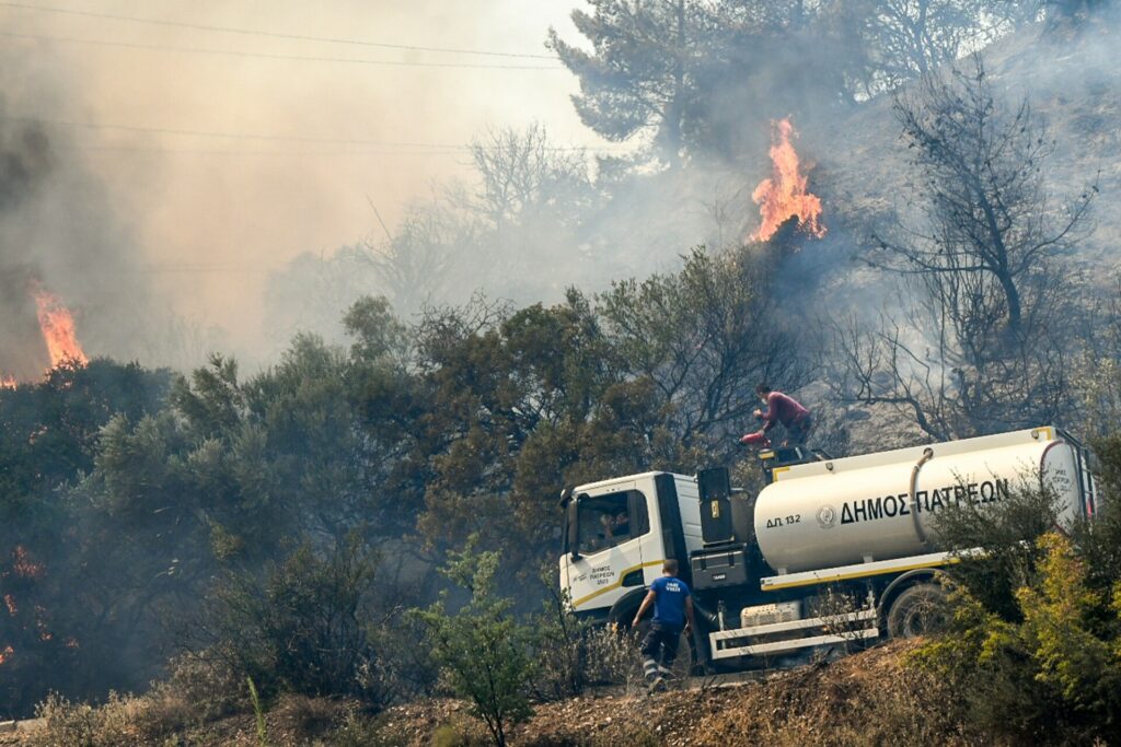 Φωτιά τώρα στην Αχαΐα: Εκκενώνεται το Καραμανδάνειο νοσοκομείο στην Πάτρα