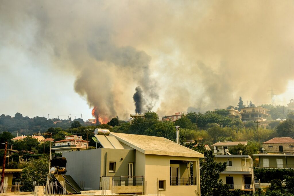 Φωτιά τώρα στην Αχαΐα: Η πυρκαγιά έφθασε στην Πάτρα, μάχη στη συνοικία Αρόη
