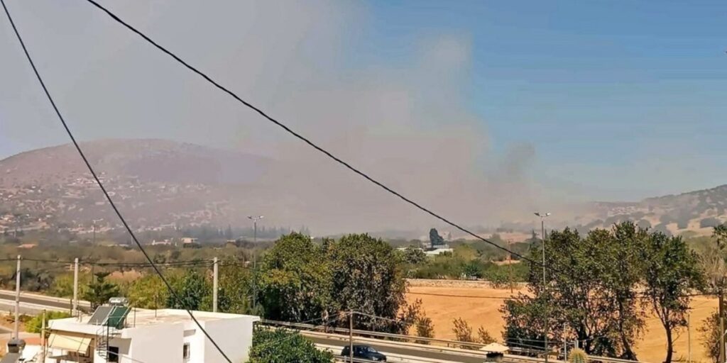 Φωτιά τώρα στο Λαύριο: Ενισχύθηκαν τα εναέρια μέσα, εστάλη 112