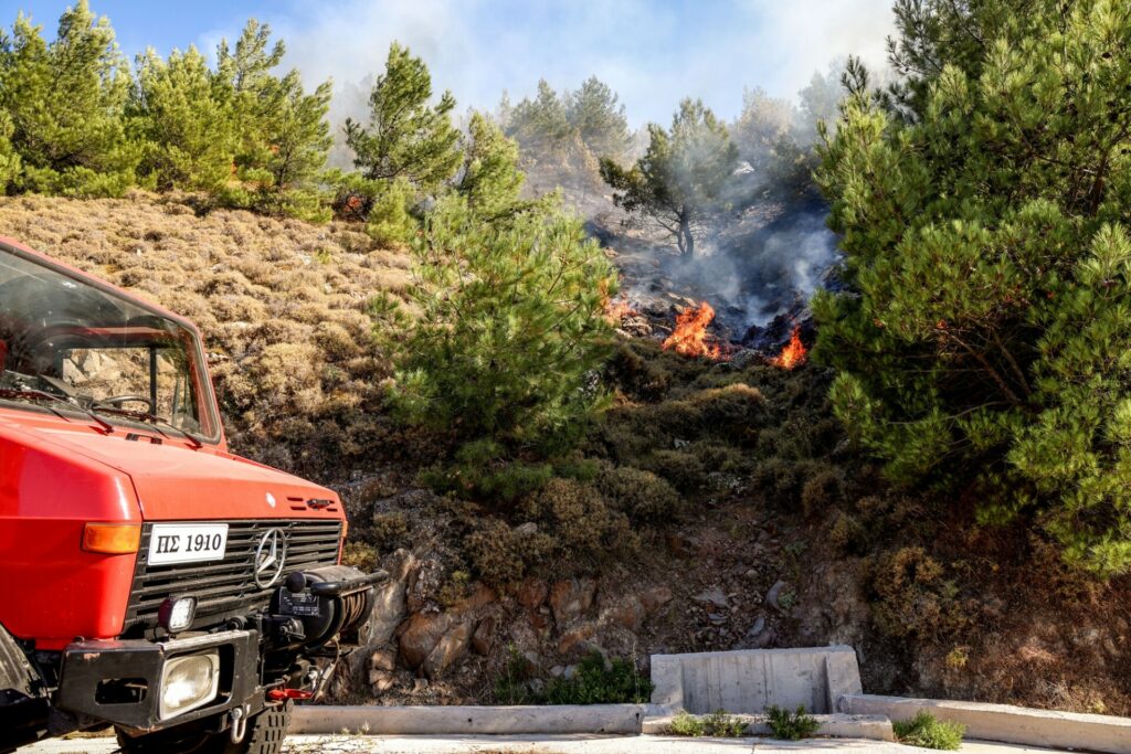 Φωτιά τώρα στη Χίο: Με πλωτά του Λιμενικού απεγκλωβίζονται από τις παραλίες