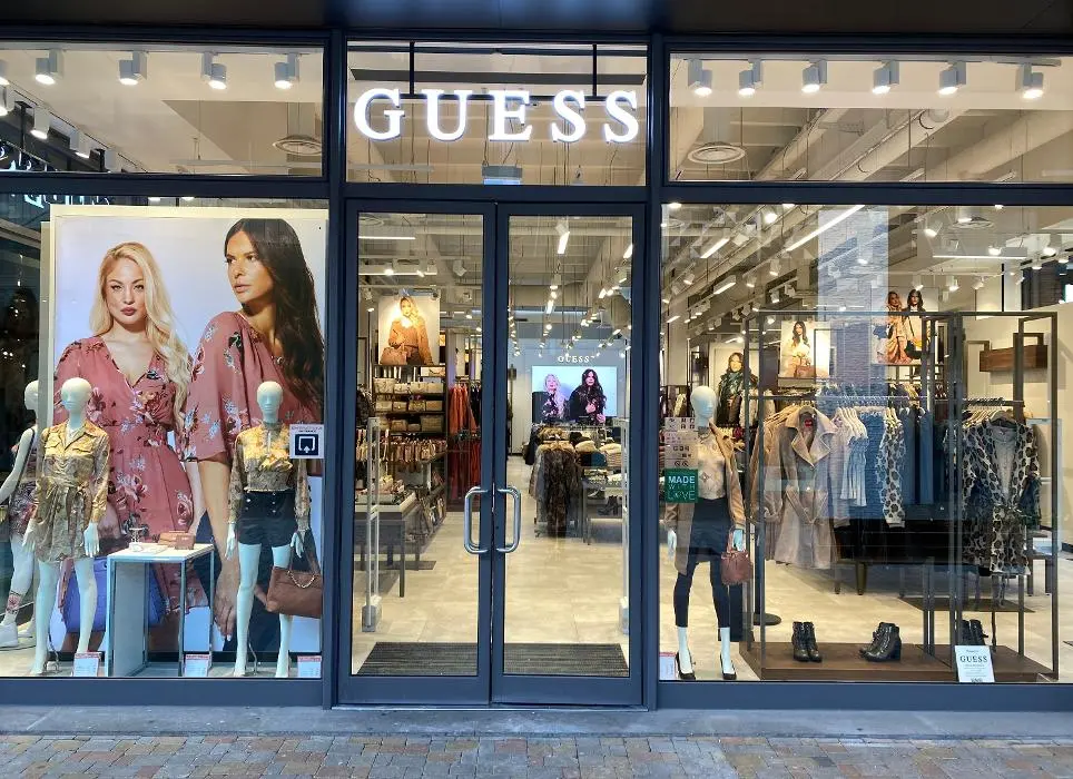 Guess: Aποχωρεί από τη Wall Street και περνάει στα χέρια της Authentic Brands