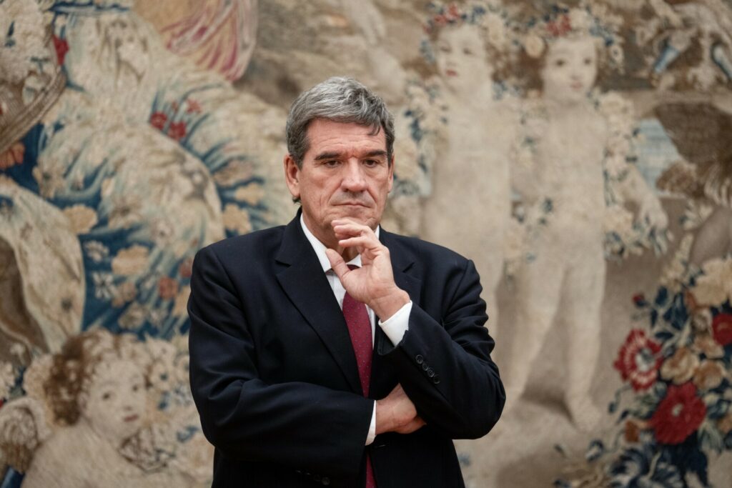 Χοσέ Λουίς Εσκριβά: Ο κεντρικός τραπεζίτης που διχάζει την Ισπανία