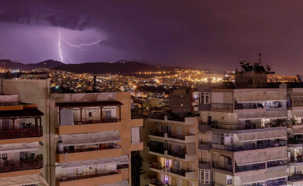 Καιρός: Καταιγίδες και πάνω από 20.000 κεραυνοί το Σάββατο