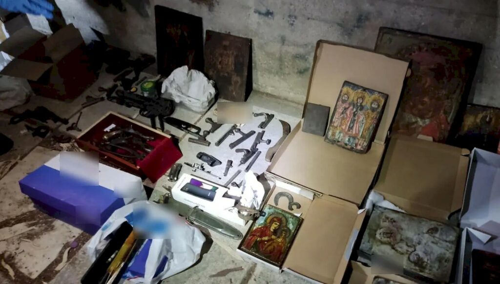Όπλα, χειροβομβίδες και πυρομαχικά βρέθηκαν σε κάδο στην Καισαριανή