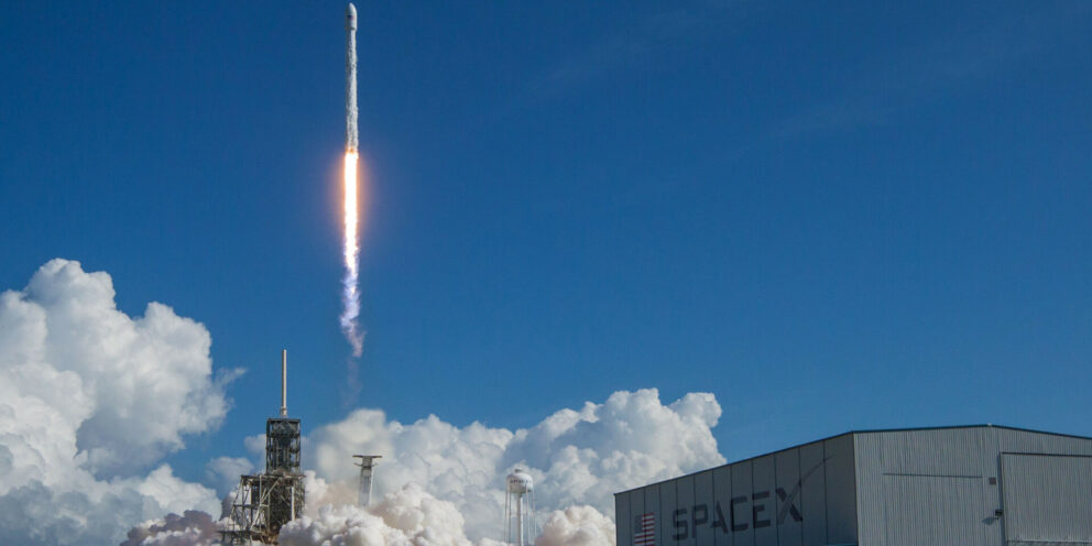 SpaceX: Eτοιμάζει διαστημικά data centers για ΑΙ σε γήινη τροχιά από το τέλος του 2027