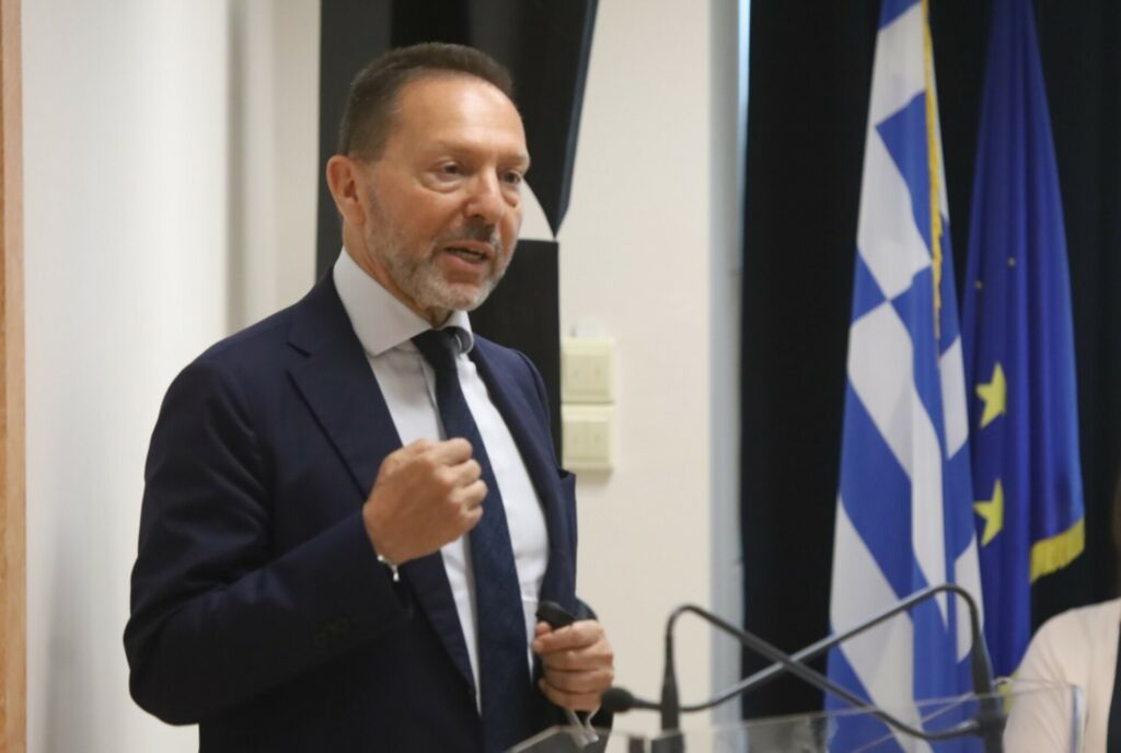 Το βραβείο στον Στουρνάρα, το νέο “βελούδινο” διαζύγιο Παναγιωτίδη και το ράλι των ενεργειακών μετοχών