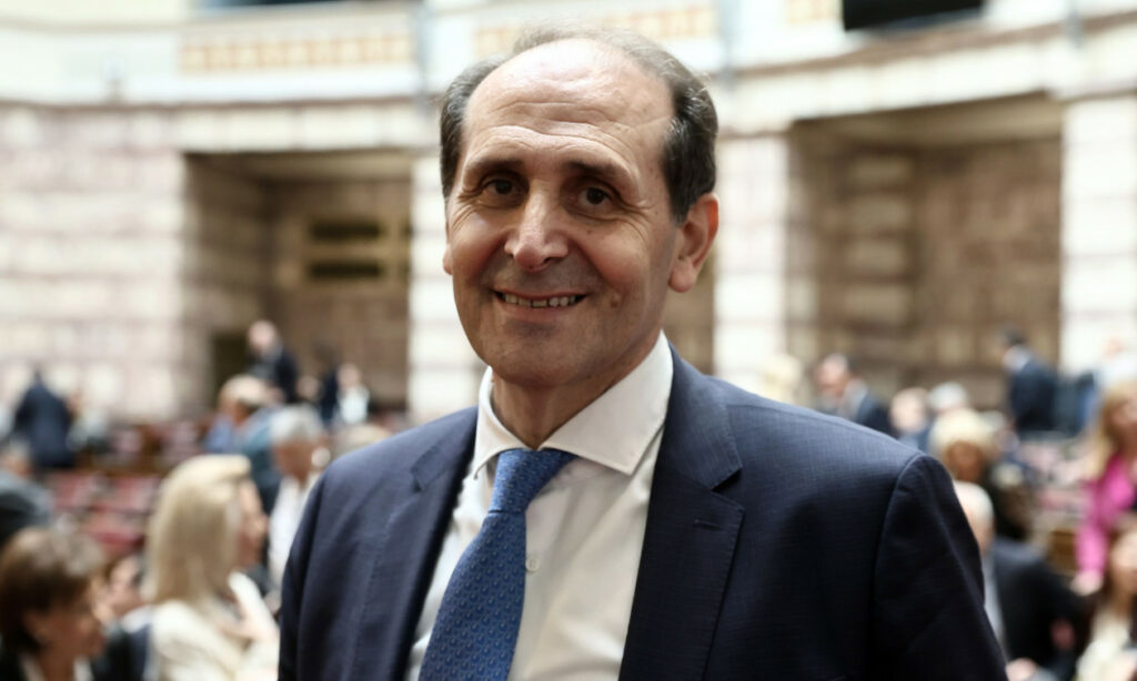 Πέθανε ο Απόστολος Βεσυρόπουλος, μετά το έμφραγμα που υπέστη