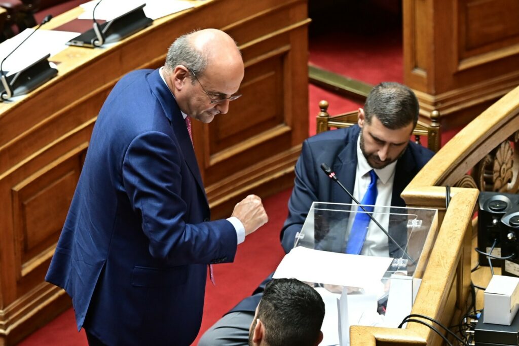 Η άκαρπη προσπάθεια Χατζηδάκη να βάλει στο ίδιο τραπέζι τους πρώην υπουργούς για τον ΟΠΕΚΕΠΕ και ο ρωσικός δάκτυλος πίσω από τις προσφυγικές ροές στην Κρήτη