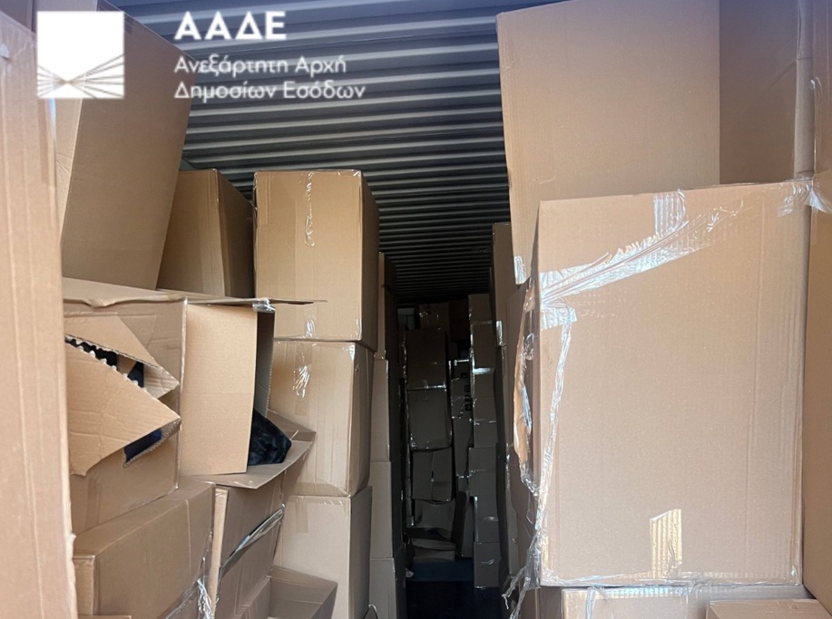 ΑΑΔΕ: Κατασχέθηκαν 17 κοντέινερ με λαθραία ρούχα & παπούτσια, μία σύλληψη