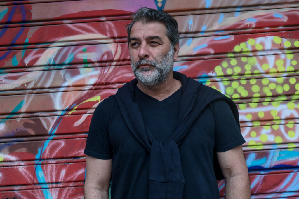 Μπισμπίκης: Με χειροπέδες στην Ευελπίδων για το τροχαίο στη Φιλοθέη