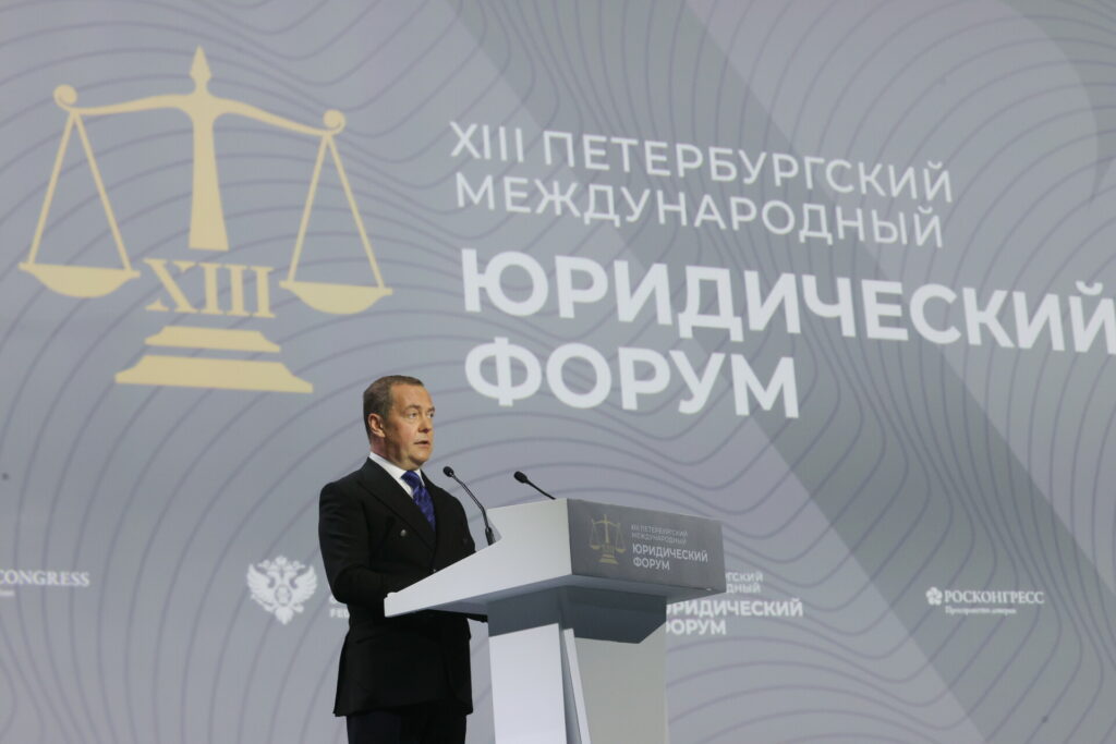 Μεντβέντεφ: Η Φινλανδία προετοιμάζει το έδαφος για μόνιμη στρατιωτική παρουσία των ΗΠΑ