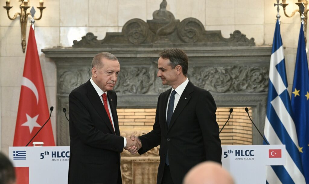Το σενάριο της Κοπεγχάγης, το “μαγείρεμα” του 13ου μισθού, η… στρατολόγηση του Βορίδη και τα αλλεπάλληλα ραντεβού του Δημητριάδη