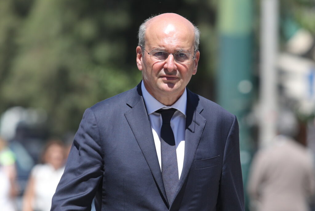 Χατζηδάκης: “Τα μνημεία των ηρώων δεν είναι χώροι για διαμαρτυρίες”