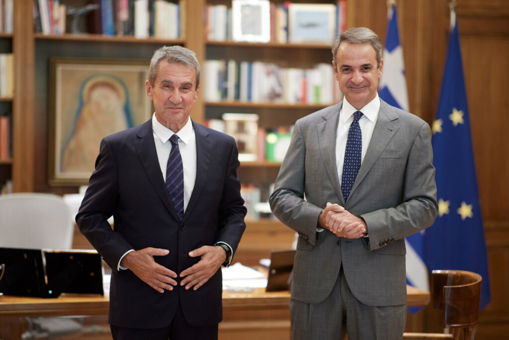 Ο Ανδρέας Λοβέρδος προσχώρησε στη ΝΔ, το καλωσόρισμα από τον Μητσοτάκη