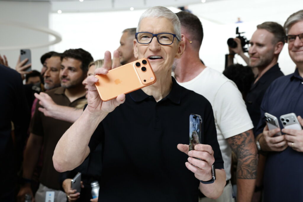 Κουκ (CEO Apple): Οι αυξήσεις στις τιμές των iPhone δεν συνδέονται με τους δασμούς